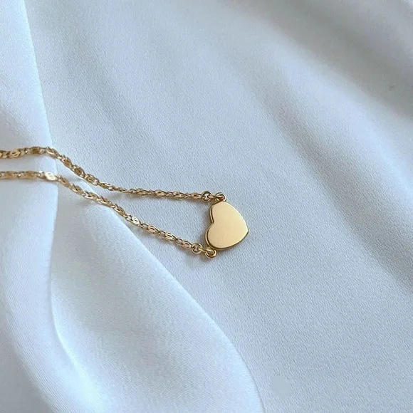 Tory Burch Elegant Gold Necklace with Heart and Disc Charms - Picture 2 of 7